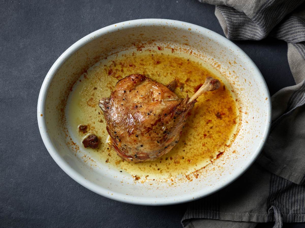 Une cuisse de canard rôtie confite dans un bol