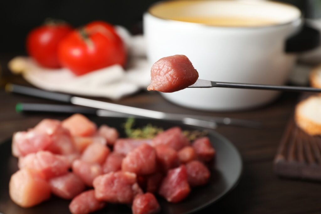 Une fondue de viande avec des tomates
