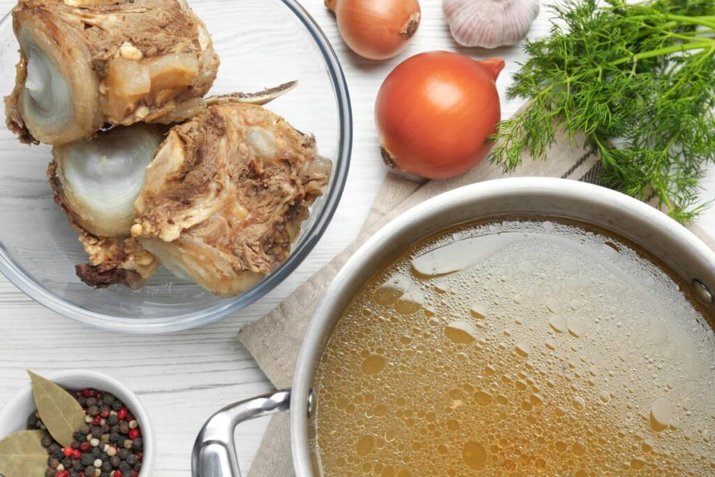 Des ingrédients arômatiques et un bol de fond de veau