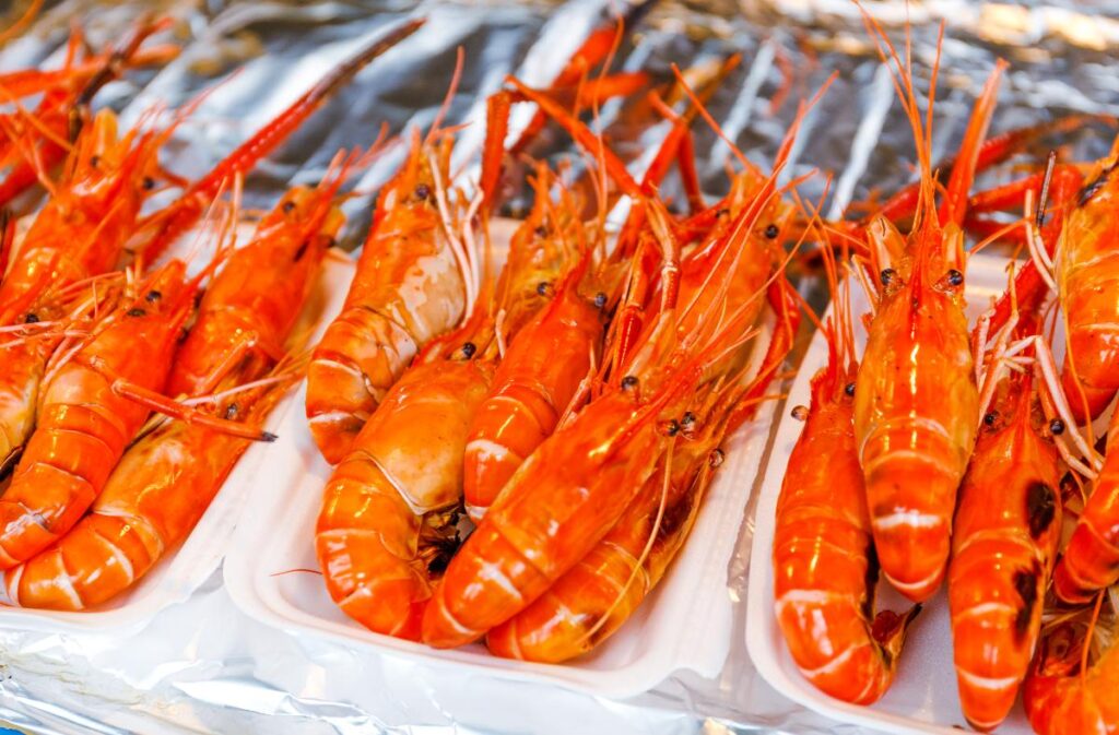 Des langoustines dans des barquettes ouvertes