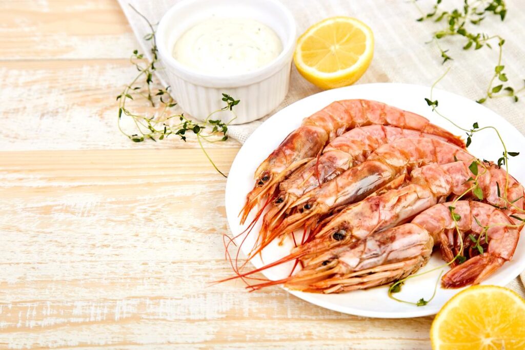 Langoustines cuites avec du citron sur une assiette