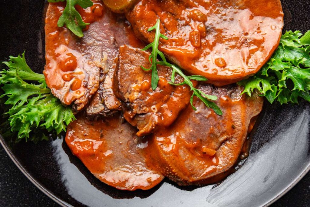 Un plat de langue de boeuf appétissante