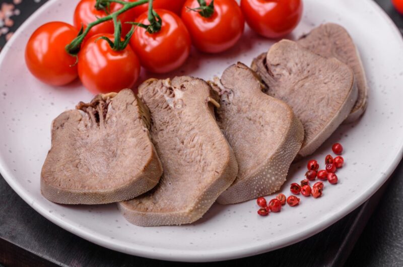 Langue de boeuf servie avec des tomates rouges