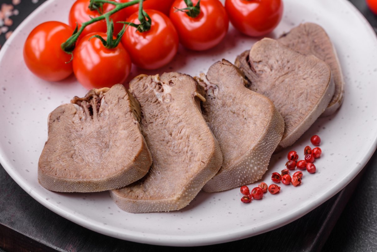 Langue de boeuf servie avec des tomates rouges