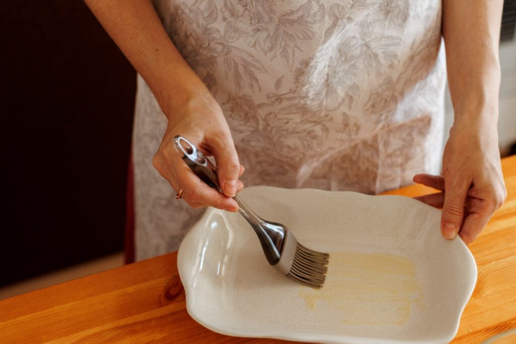 Une pâtissière qui prépare une moule