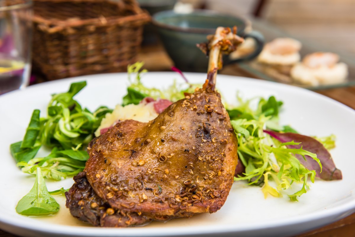 Un plat de canard confit