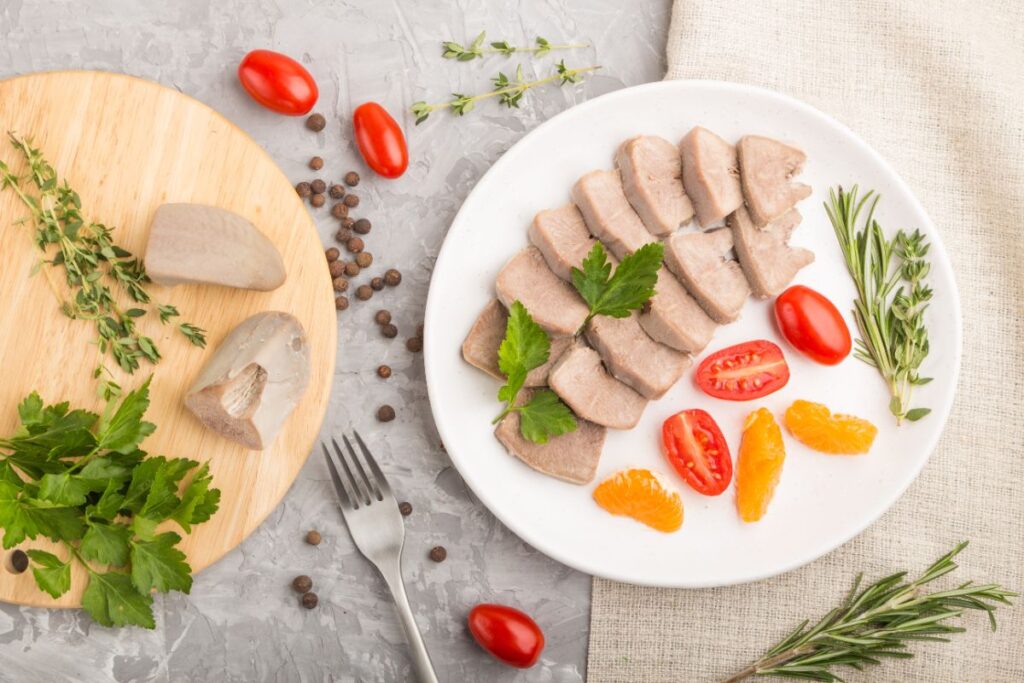 Un plat de langue de boeuf préparée avec des tomates et persils