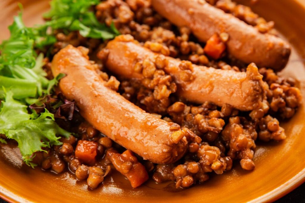 Des saucisses cuites et des lentilles vaporisées