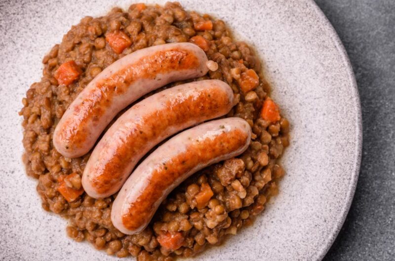 Un plat de saucisses grillés at de lentilles