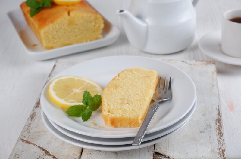 Une tranche de gâteau avec du citron et de la menthe fraîche