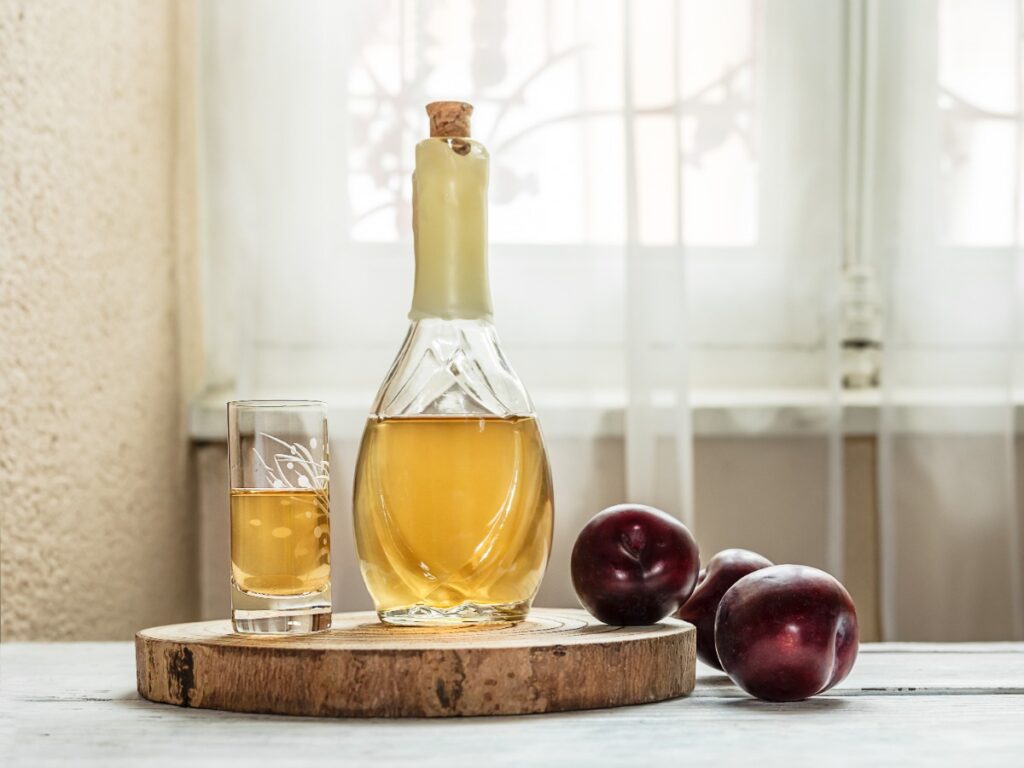 Une bouteille et des pommes sur la table