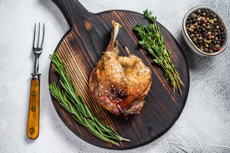 Canard confit sur un plateau en bois