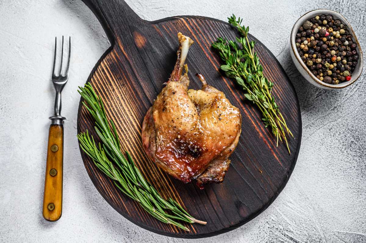 Canard confit sur un plateau en bois
