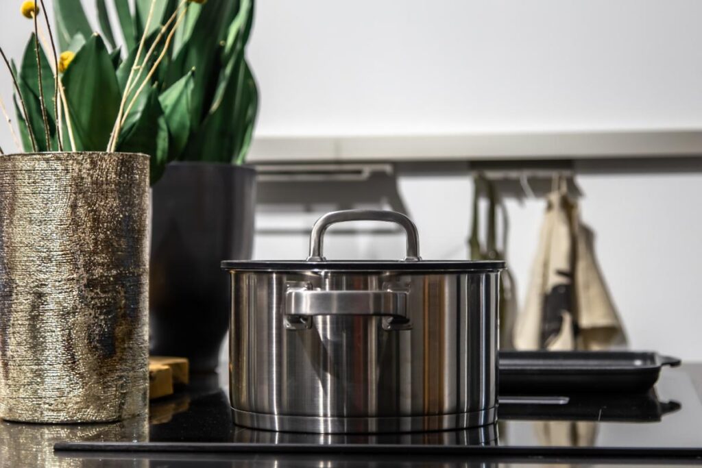 Un casserole posé sur la cuisinière
