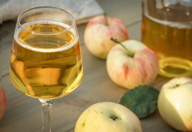 Cidre de pomme dans un verre