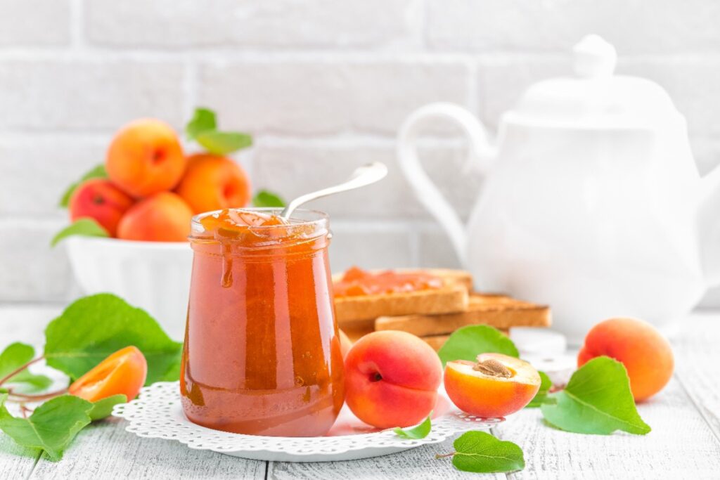 Confiture d'abricot avec un toast sur la table