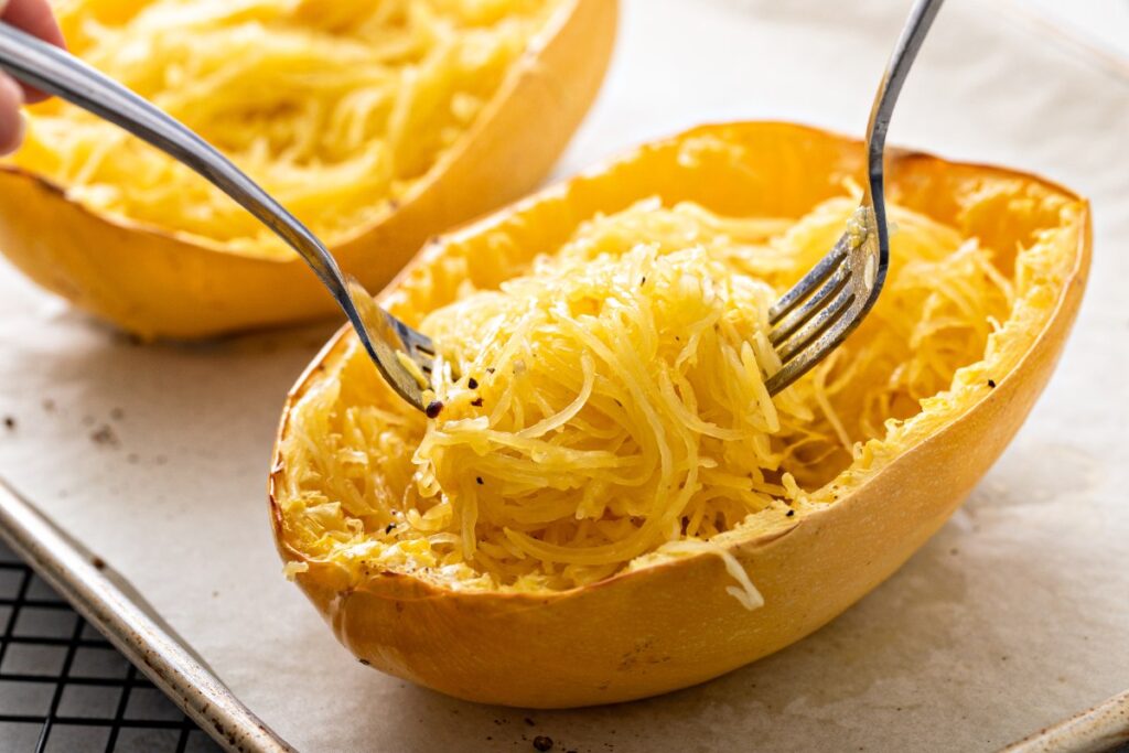Une courgette spaghetti coupée avec des fourchettes