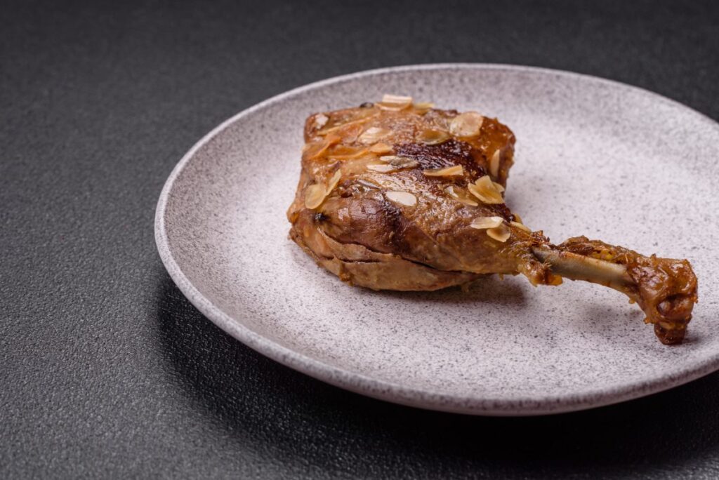 Cuisse de canard cuite sur une assiette