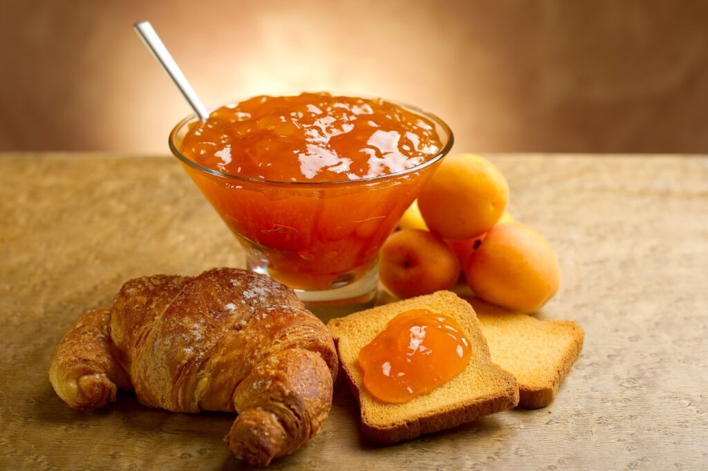 Une délicieuse confiture d'abricots avec un croissant