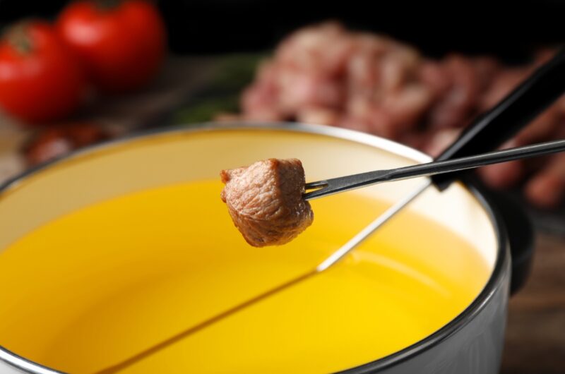 Une délicieuse fondue de viande avec de la sauce jaune