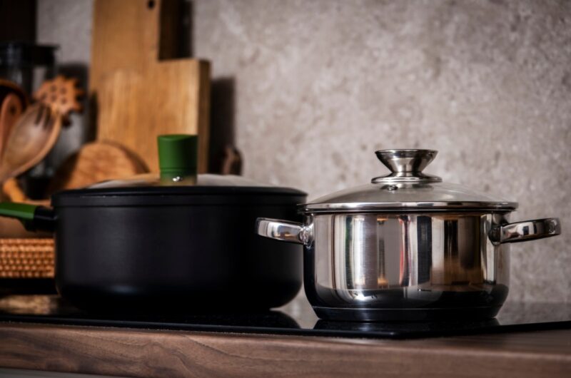 Deux couvercles de cuisson sur un comptoir