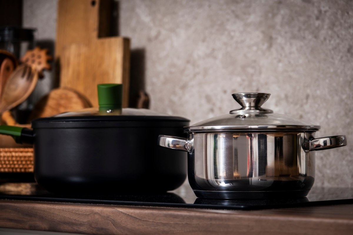 Deux couvercles de cuisson sur un comptoir