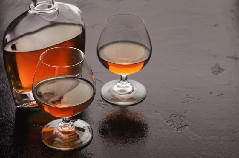 Deux verres avec une bouteille de calvados