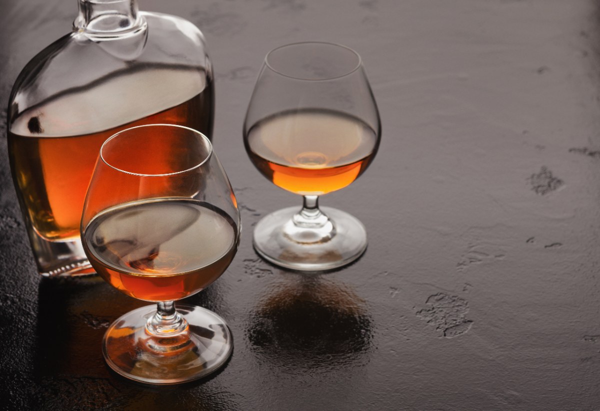 Deux verres avec une bouteille de calvados