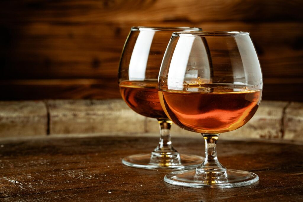 Deux verres contenant de l'eau de vie de pomme