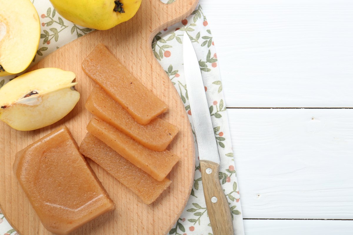 Fruits confits au coing sur un plateau en bois