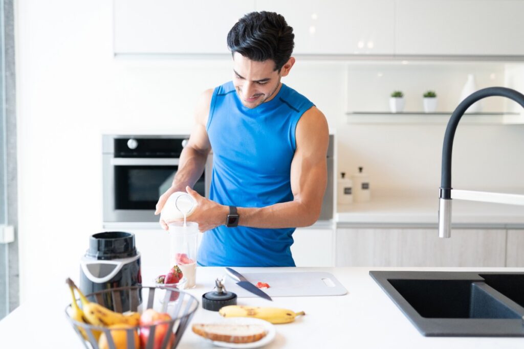 Un homme sportif préparant son repas