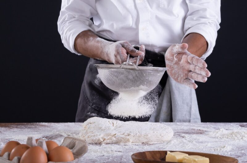 Un pâtissier préparant de la pate