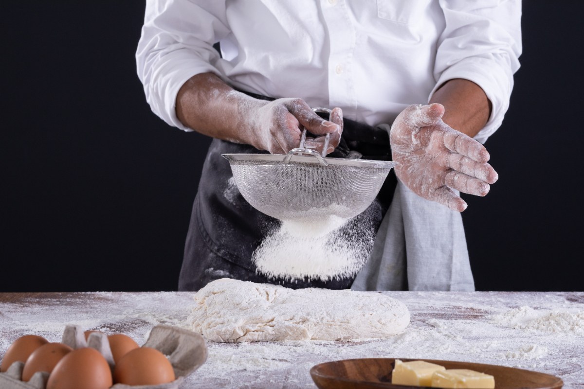 Un pâtissier préparant de la pate