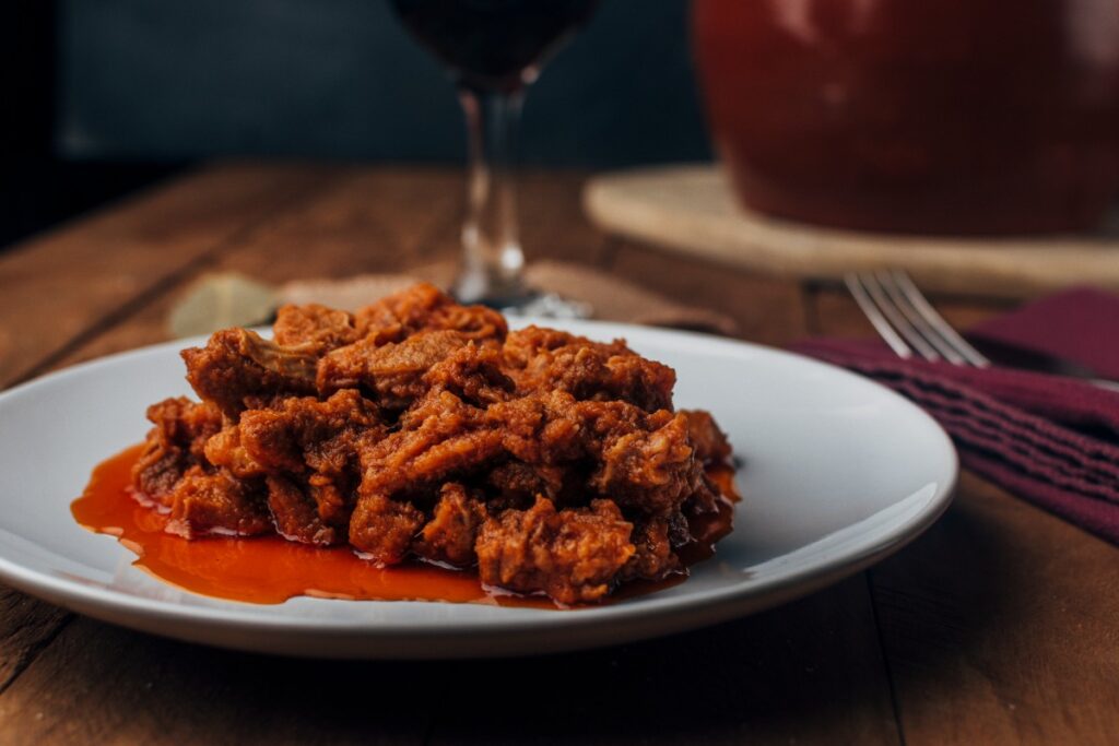 Un plat de tripes mijotées avec du vin