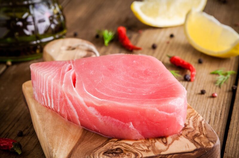 Steak de thon cru sur une planche à découper