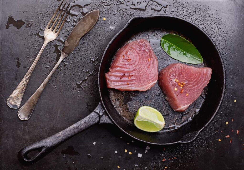 Steaks de thon cru avec du citron vert