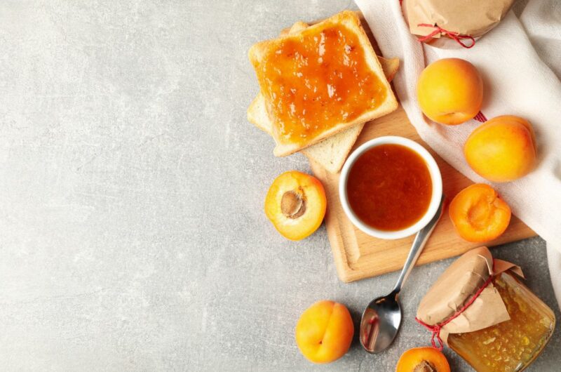 Tartine de confiture d'abricots avec des abricots frais