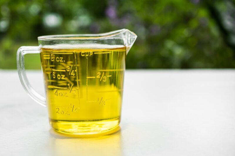 Une tasse à mesurer remplie d'huile
