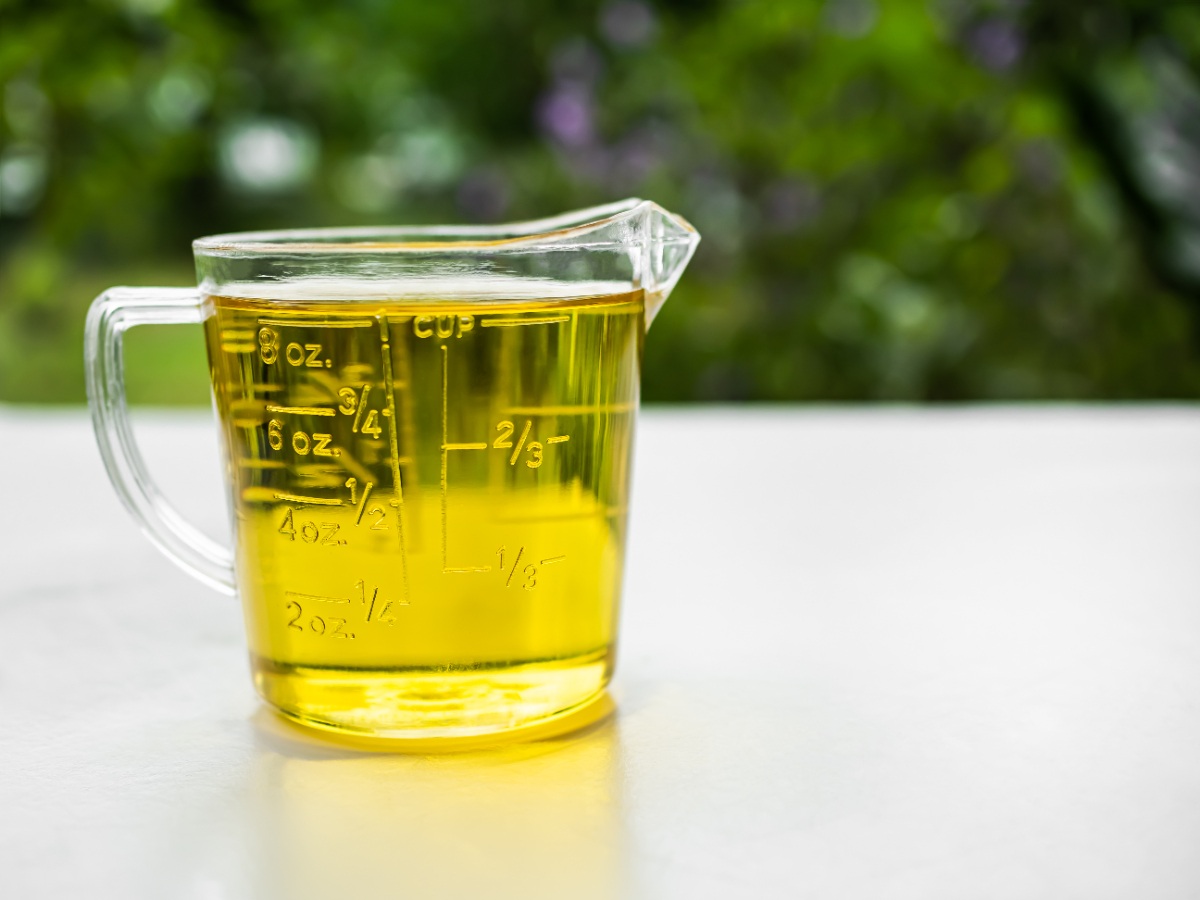 Une tasse à mesurer remplie d'huile