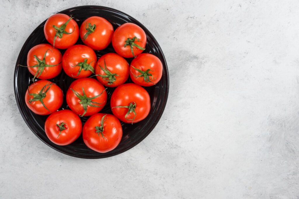 Des tomates fraîches sur une assiette