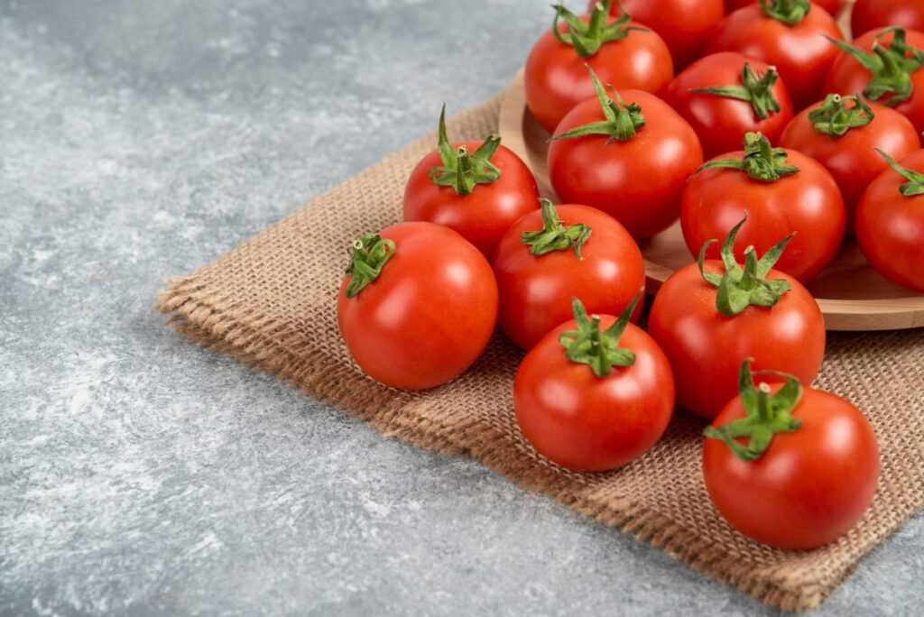 Des tomates rouges fraîches