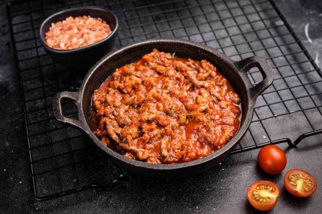 Tripes avec des sauces tomates dans un marmite