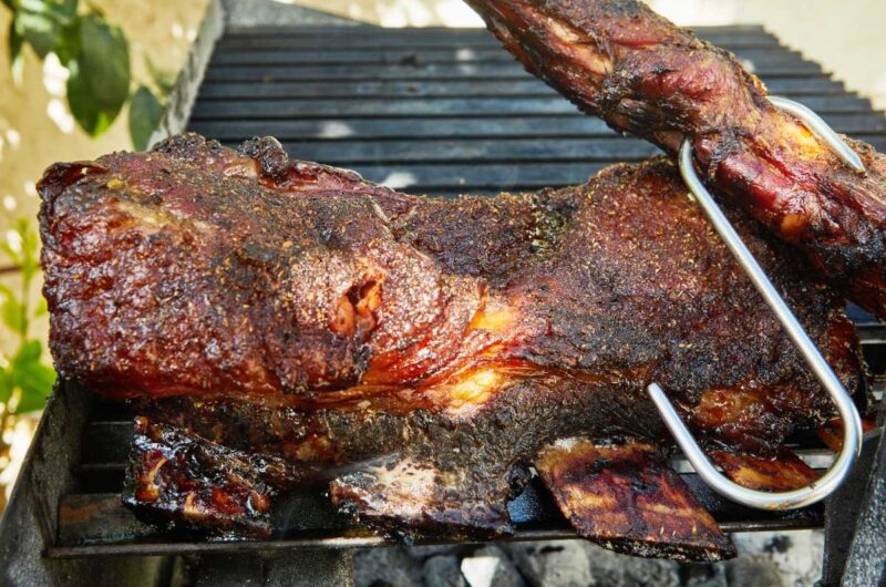 Une viande grillée au barbecue avec ustensile