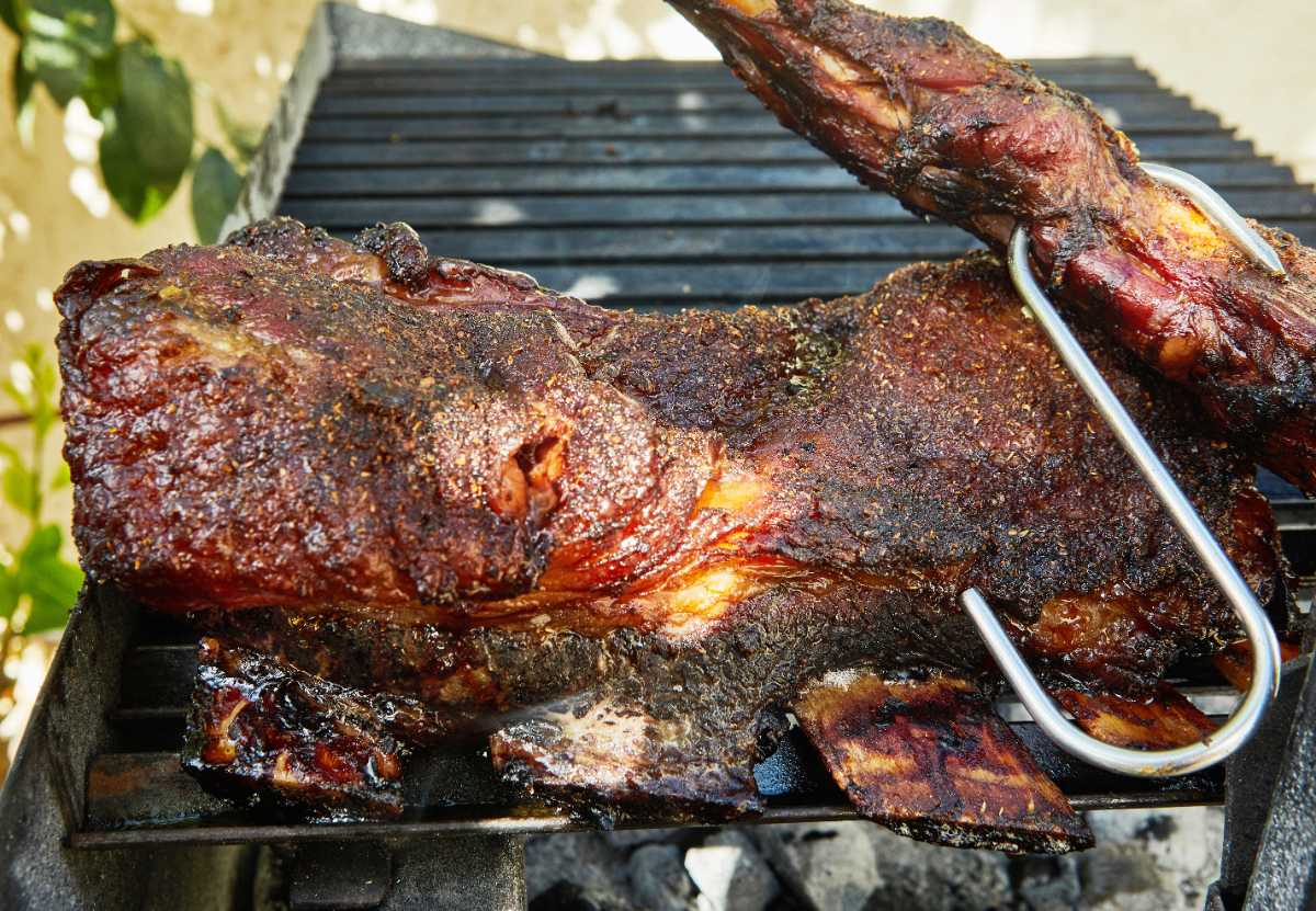 Une viande grillée au barbecue avec ustensile