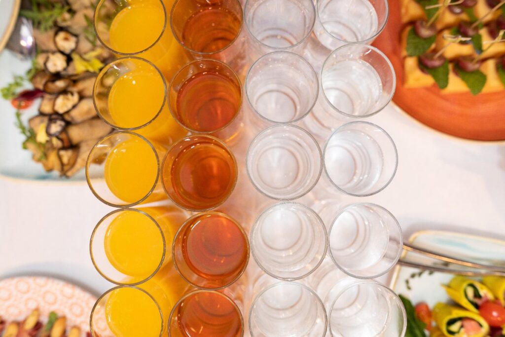 Des boissons rafraîchissantes avec des apéritifs