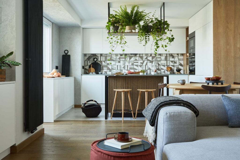 Un canapé placé devant une cuisine moderne
