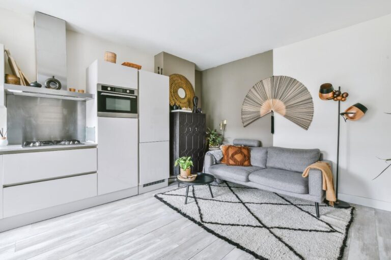 Un canapé gris et des décorations dans un salon
