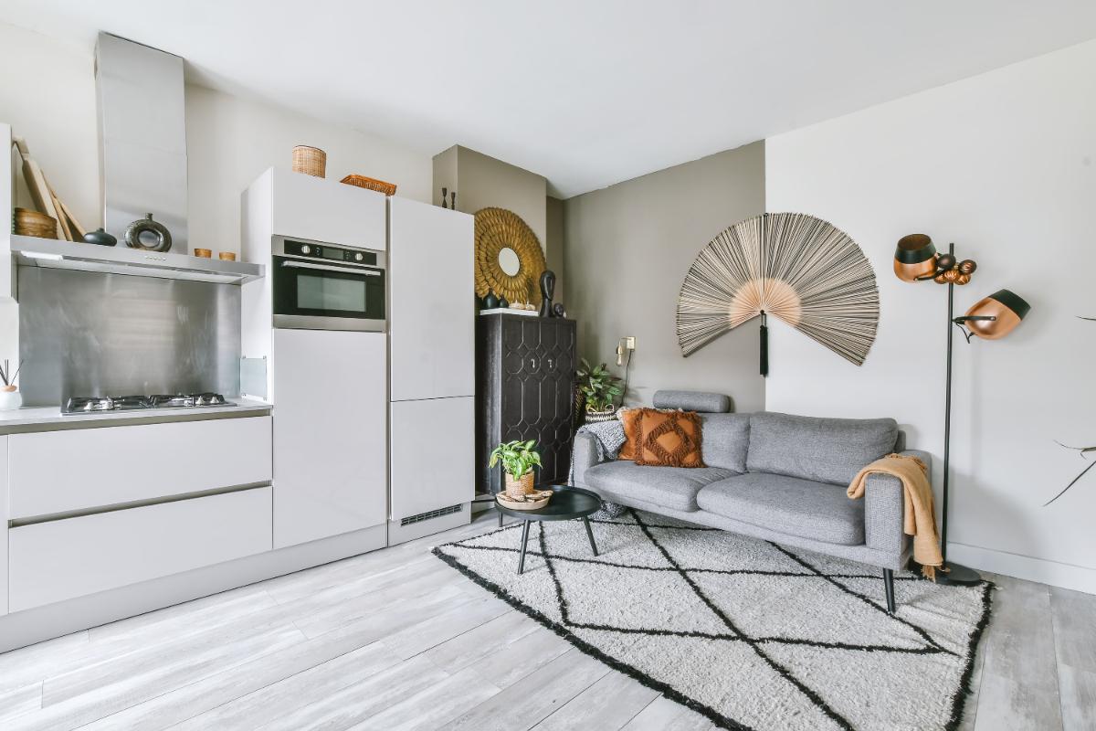Un canapé gris et des décorations dans un salon
