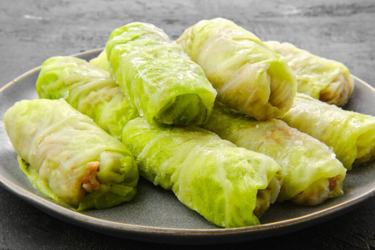 Des choux farcis sur une assiette