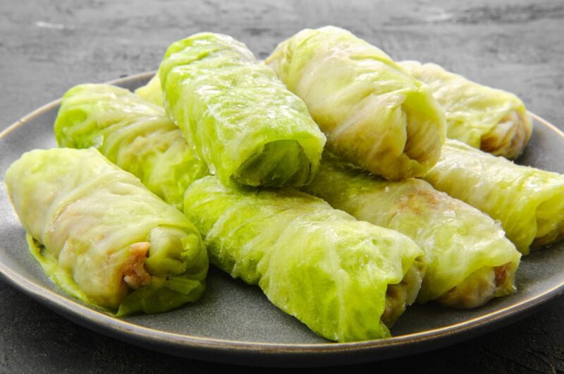 Des choux farcis sur une assiette